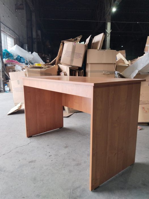 Продам столы, пуфы , камод