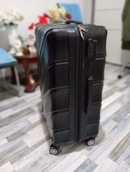 Geamantan aproape nou