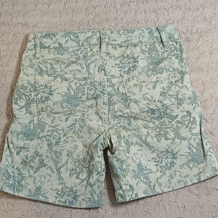 Pantaloni scurți damă Almgwand – imprimeu floral verde, mărime 36