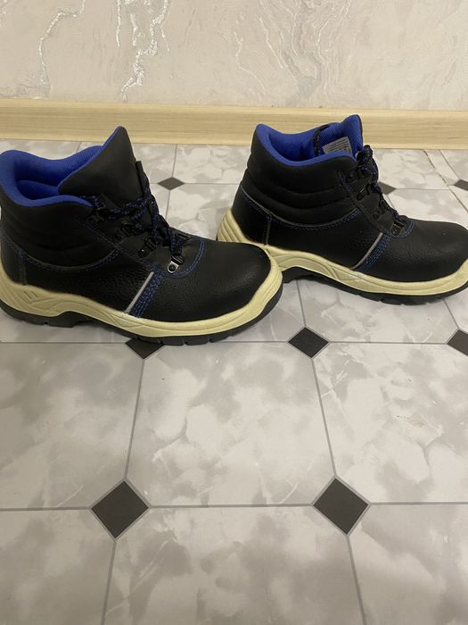 продаются Ботинки