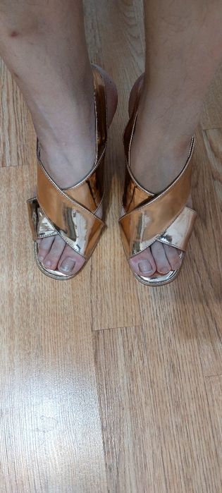 Продается босоножки