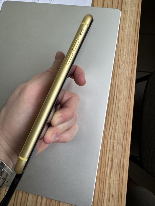 iPhone 11 64GB 80% Battery Health без забележки жълт с кейс и протектор