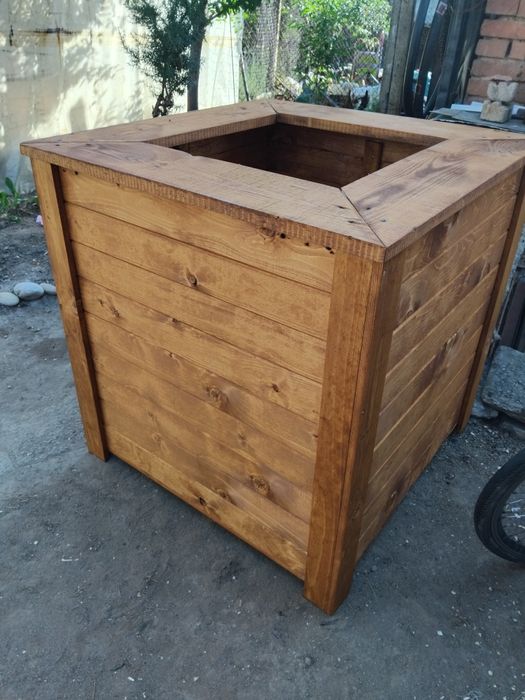 Кашпи , саксии от дърво.