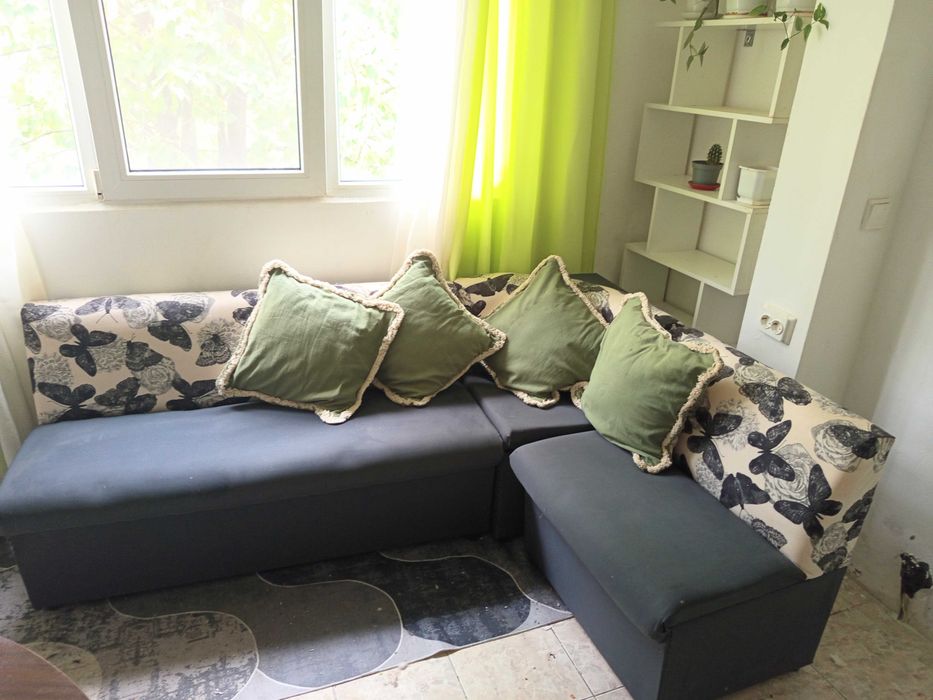 Ьглов диван с подарьк вьзглавници