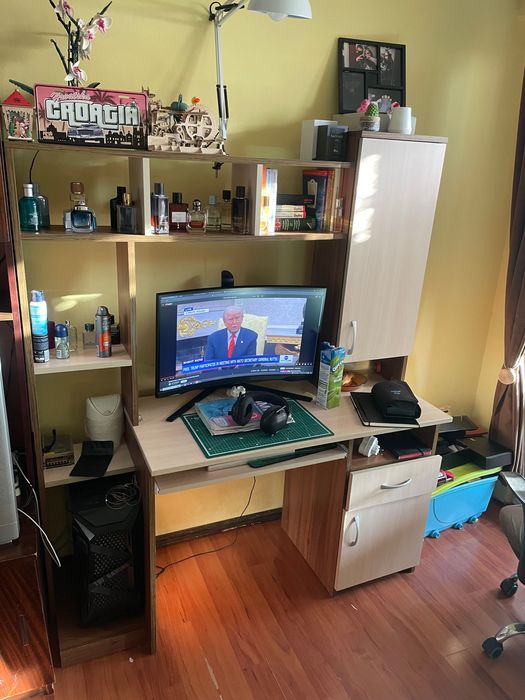 Детско бюро с шкафове и чекмеджета,място за книги и компютър