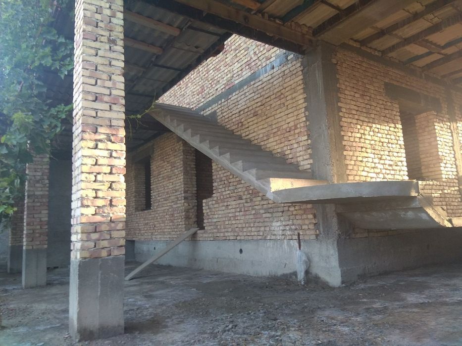 Галаосиё шаҳрида қурилиши тугалланмаган 2 этажли ҳовли тез ва арзон