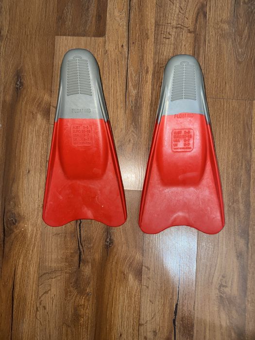 продаем красные ласты