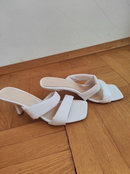 Елегантни чехли на ток