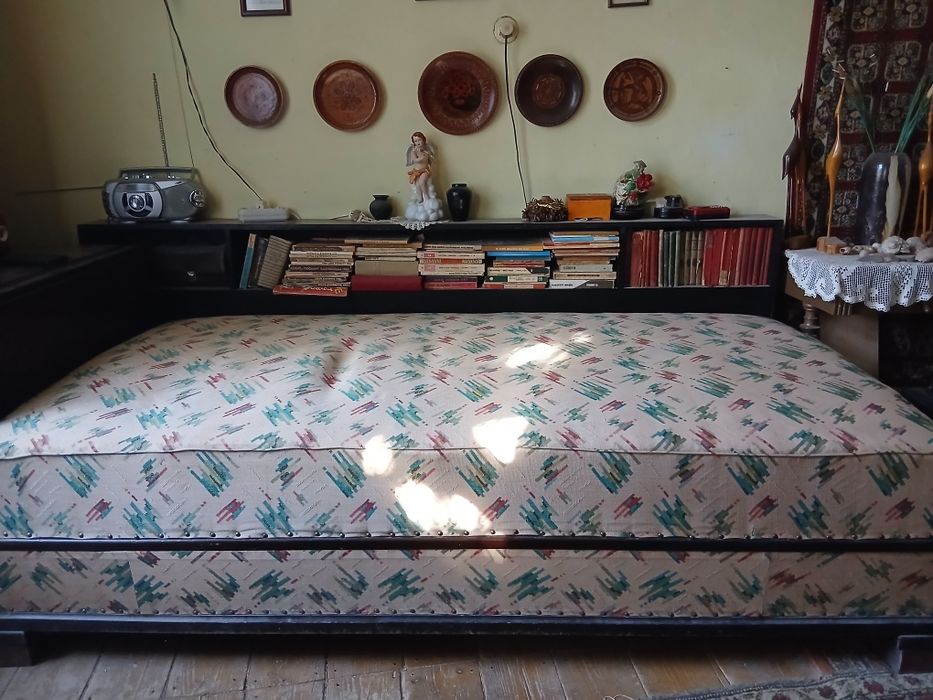 Vând pat cu spariu de depozitare si se poate aspira sub