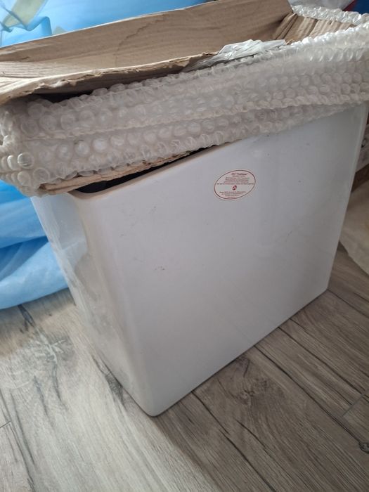 Унитаз с бачком.