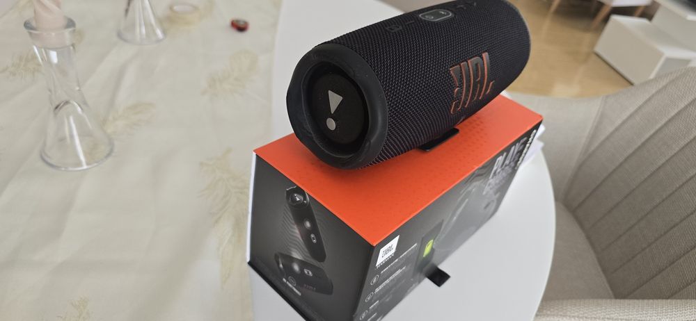 Vând boxa JBL Charge 5