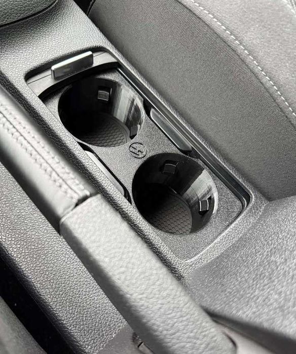 VW GOLF MK5 / MK6 Cupholder (Поставка за чаши)