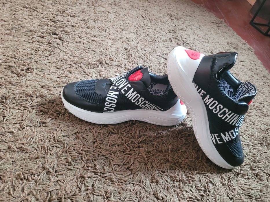 Sneakers Love Moschino