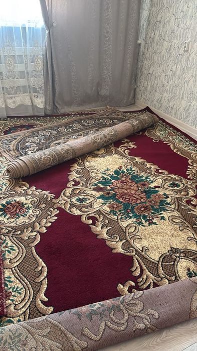 Продаётся б/у диван кресло стол стулья и ковры.