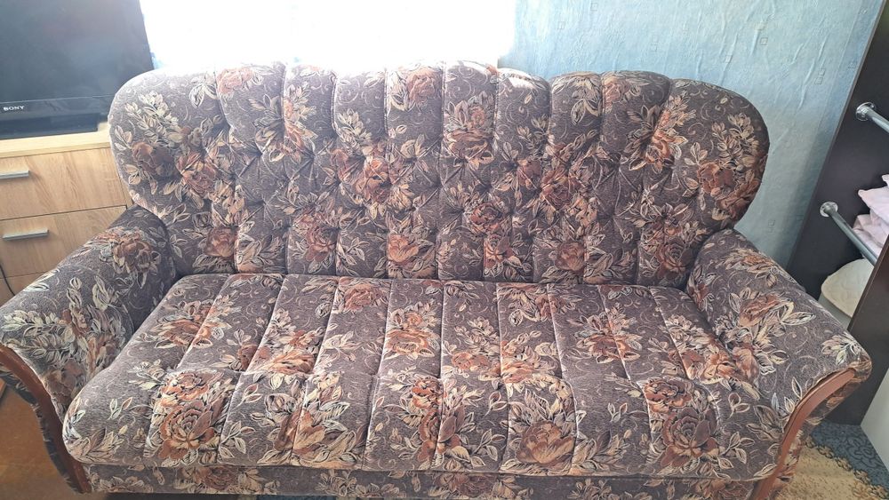 Подарява се!Разтегателен диван тройка. Подсрява се!