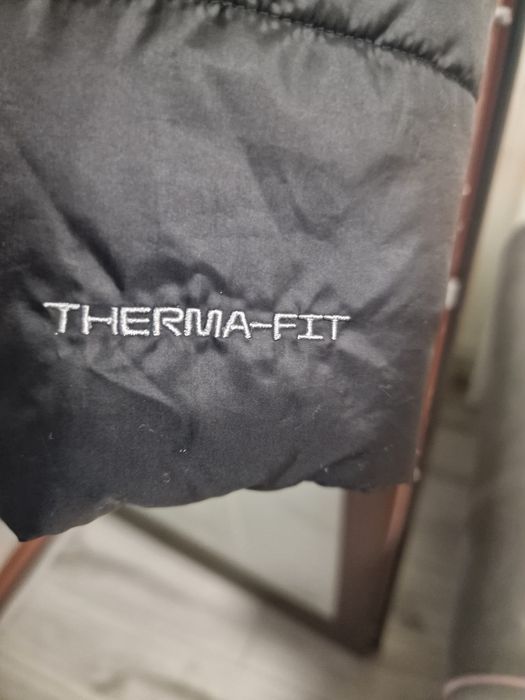 Vând Geaca Nike produsul arata 9/10