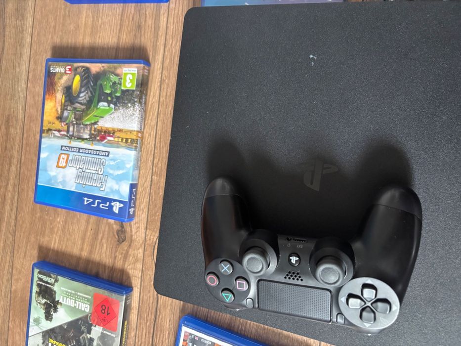 Vând PS4 cu jocuri