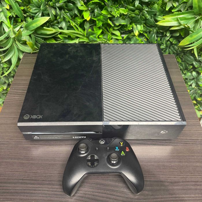 Xbox One + 3 игри + 1 оригинален джойстик