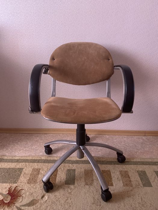 Стул на колесиках