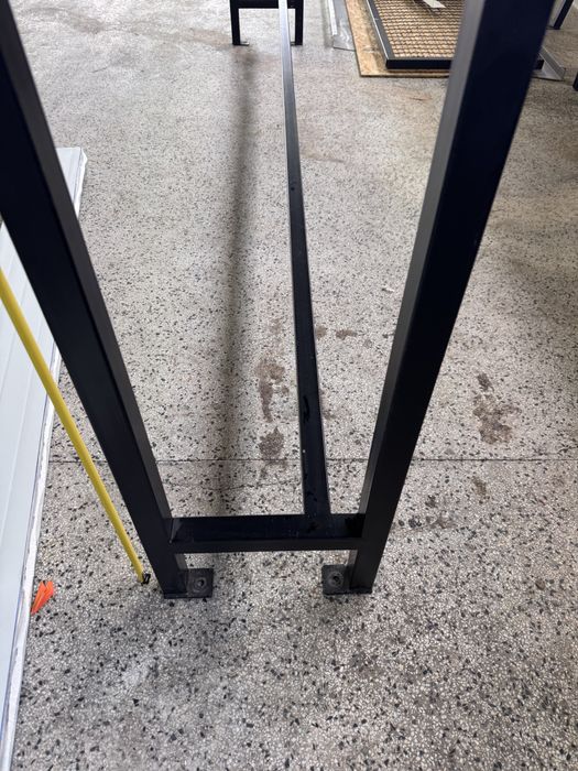 Високи маси от дърво и стомана