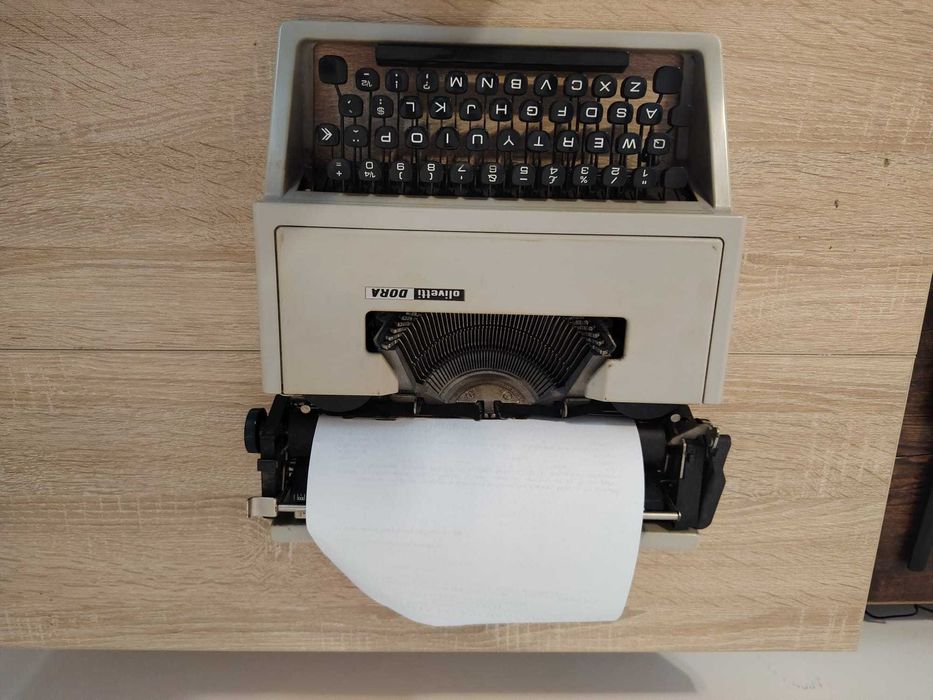 Vand masina veche de scris Olivetti