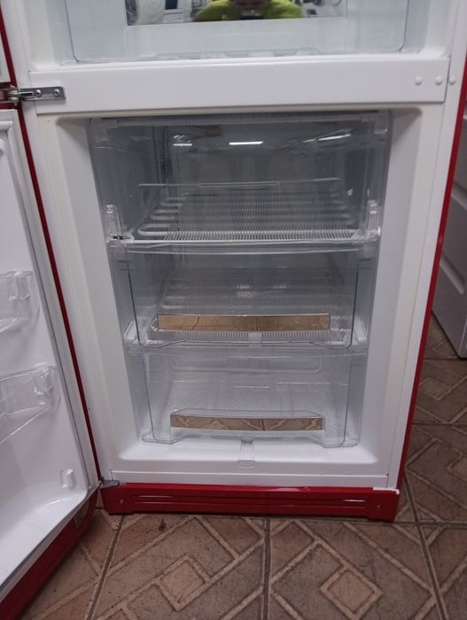 Като нов червен комбиниран хладилник с фризер ретро дизайн Smeg