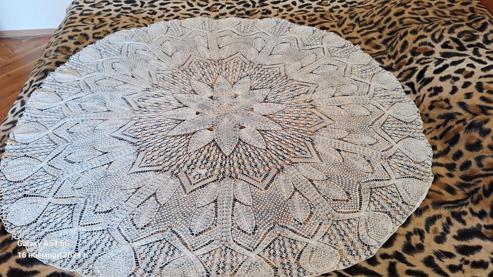 Ръчно плетена  кръгла покривка за маса.