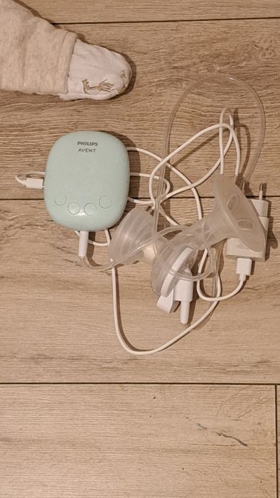Vând Pompă de sân Philips Avent + combinezon