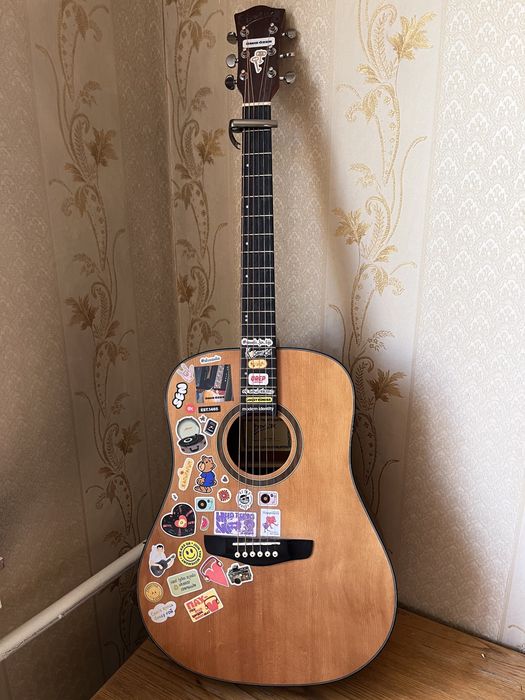 Акустическая гитара бренда «Deviser»
