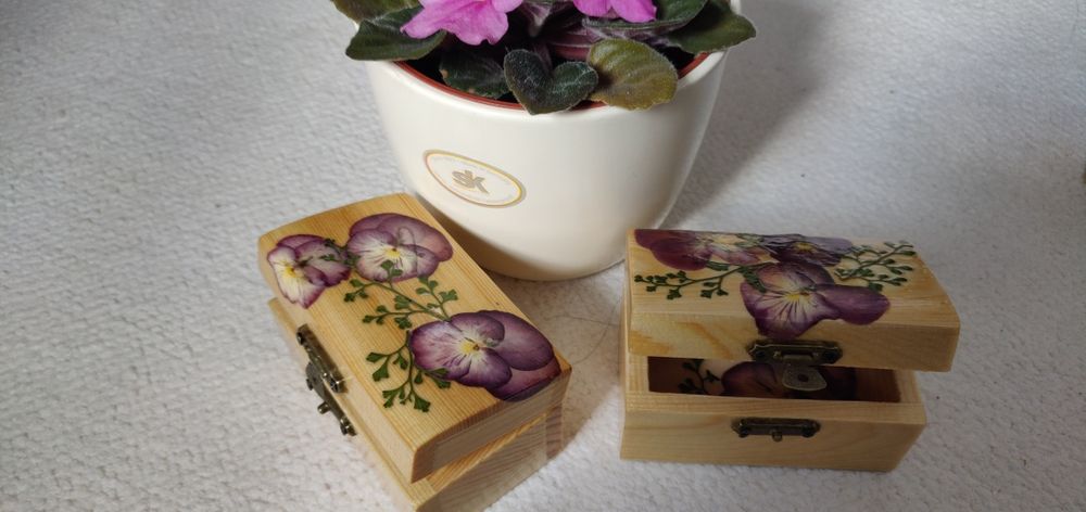 Casete din lemn cu flori naturale aplicate manual
