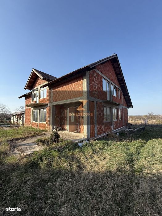 Casă spațioasă cu teren 806 mp