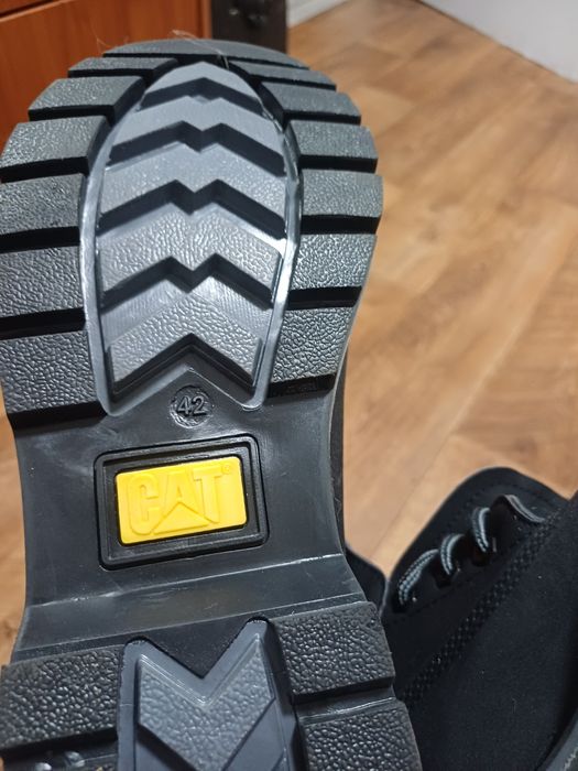 Продам новые ботинки