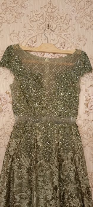 Продаётся вечерное платья с камнями