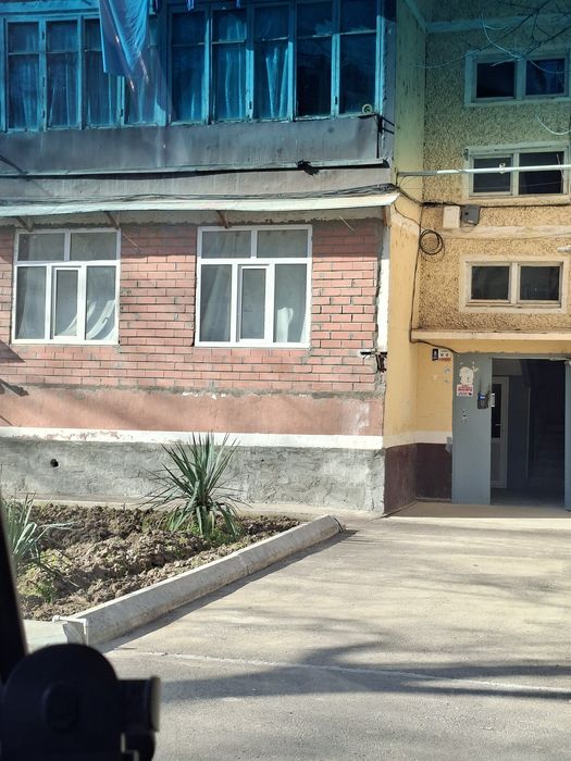 Kvartira sotiladi 2 honali 1 etaj + padval