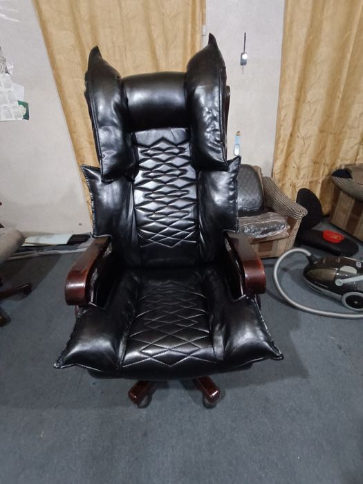 Офисное Кожанние и дубовый кресло