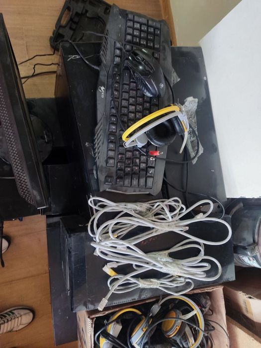 Kompyuterlar sotiladi 10 ta dona hamma narsasi bor komplekt