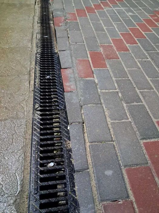 Продаются водоотводный лоток и чугунная водоприёмная решётка Gidrolica
