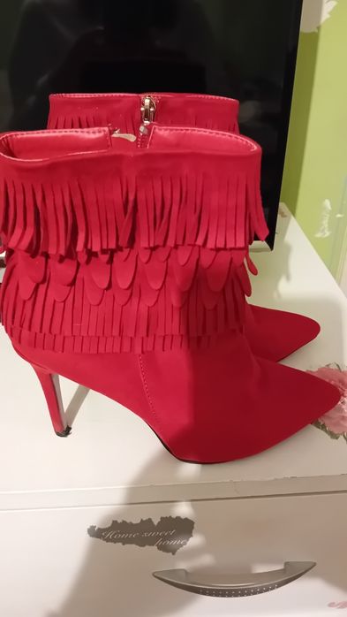 Велурени червени боти