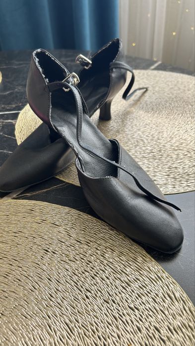 Продам тацевальную обувь туфли для суены размер 36-37