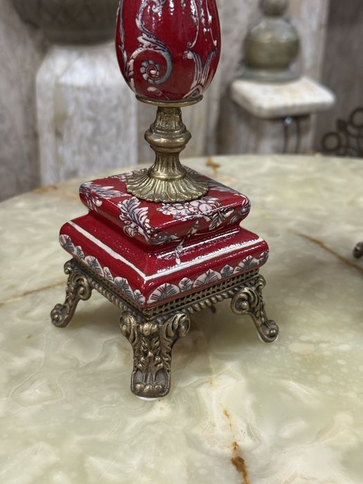 Doua sfesnice din portelan craquelle si bronz