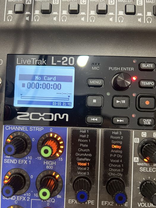 Vând mixer zoom live track L20