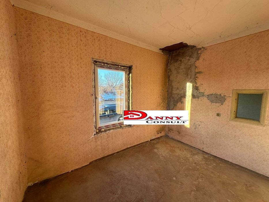 Стара къща с двор и кладенец в с. Горски Сеновец