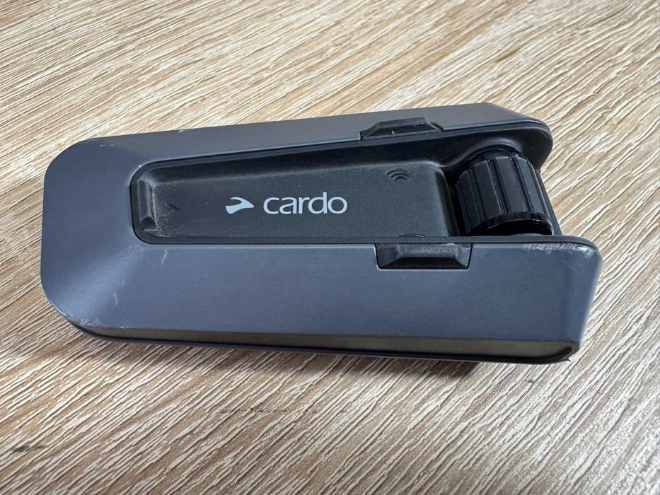 Sistem comunicare Cardo Packtalk Edge - buton jos se apasa mai greu
