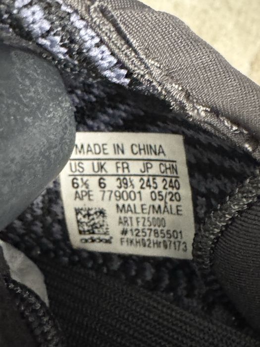 Yeezy 350 v2 Carbon Pk Premium