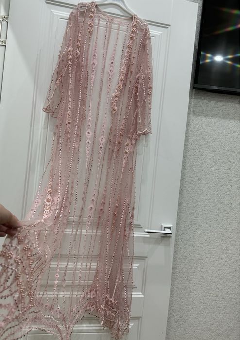 Әдемі көйлектер бар