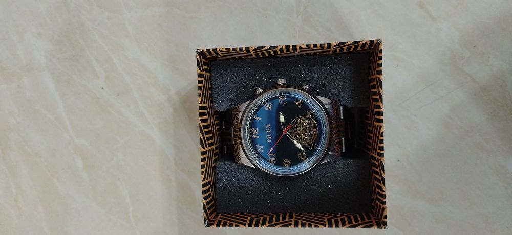 Rasmdagi yangi soat sotiladi.