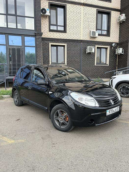 Продам автомобиль Рено Сандеро