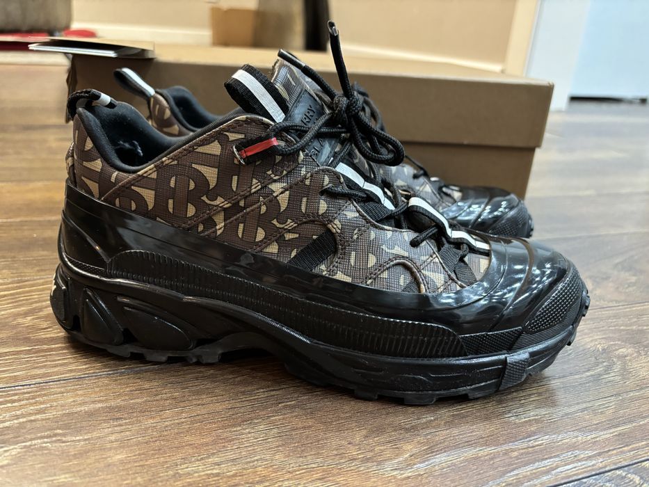 Продаю кроссовки