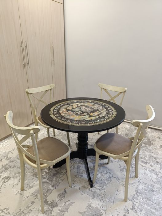 Стол круглый и 4 стула