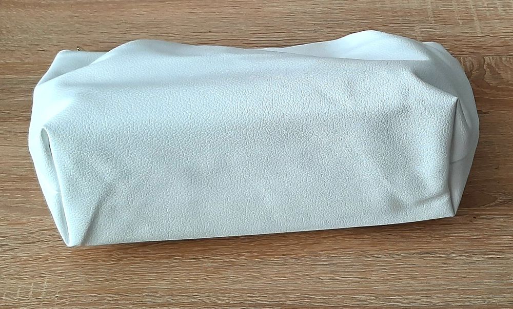 Нова,голяма, козметична чантичка и аавтентично пано за под,стена,легло